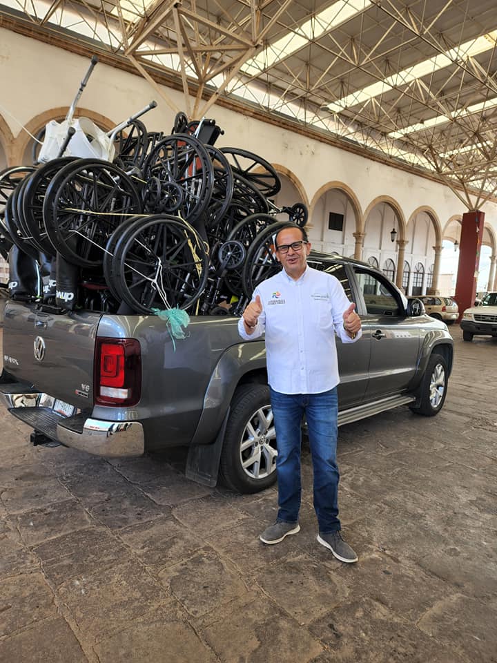 Entrega Omar Téllez apoyos a escuelas de comunidades de Pinos