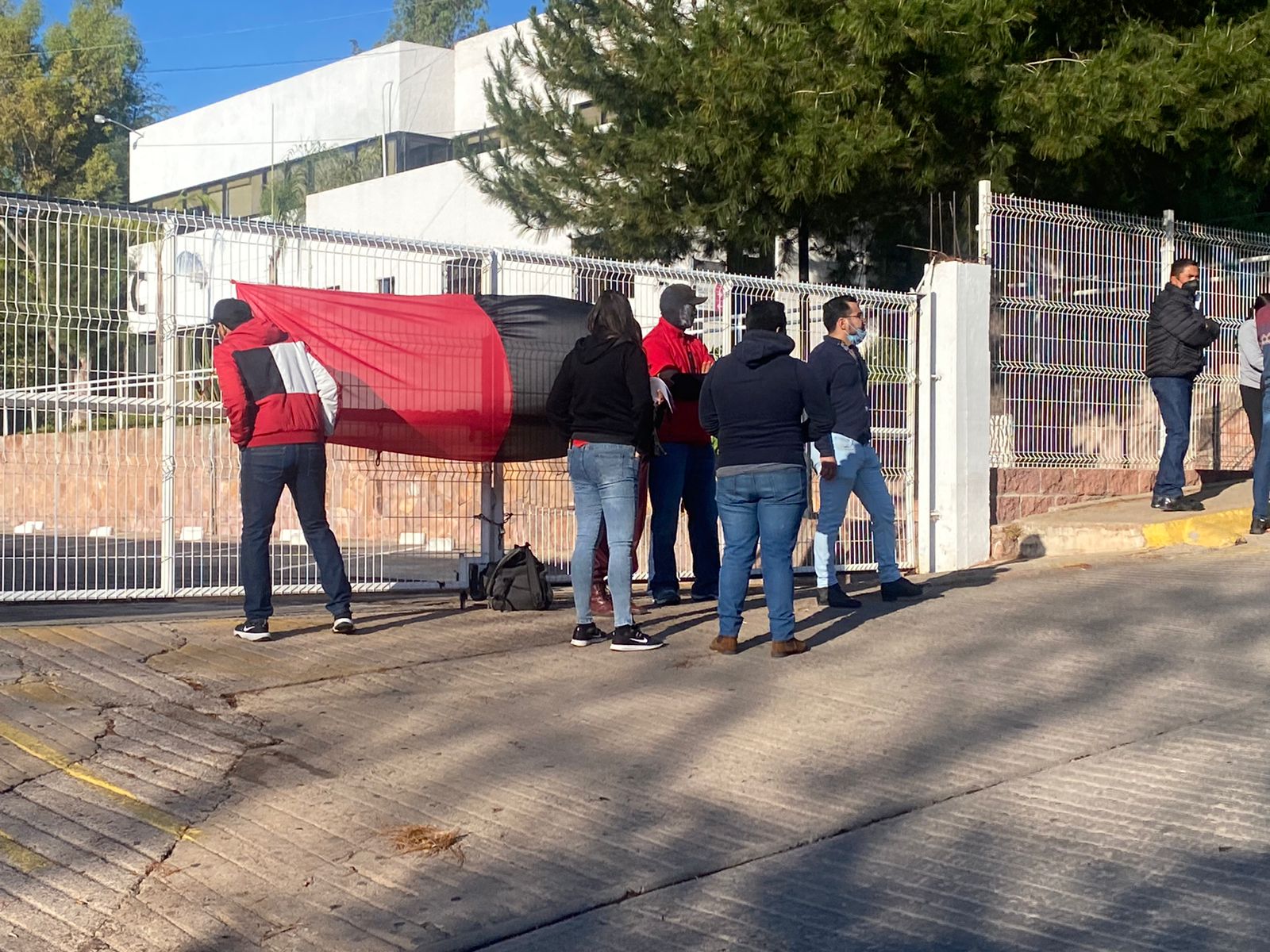 Se alarga adeudo a maestros; la Seduzac no les paga