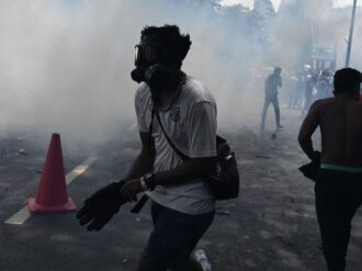 Presidente de Sri Lanka huye del país en un jet militar en medio de las protestas