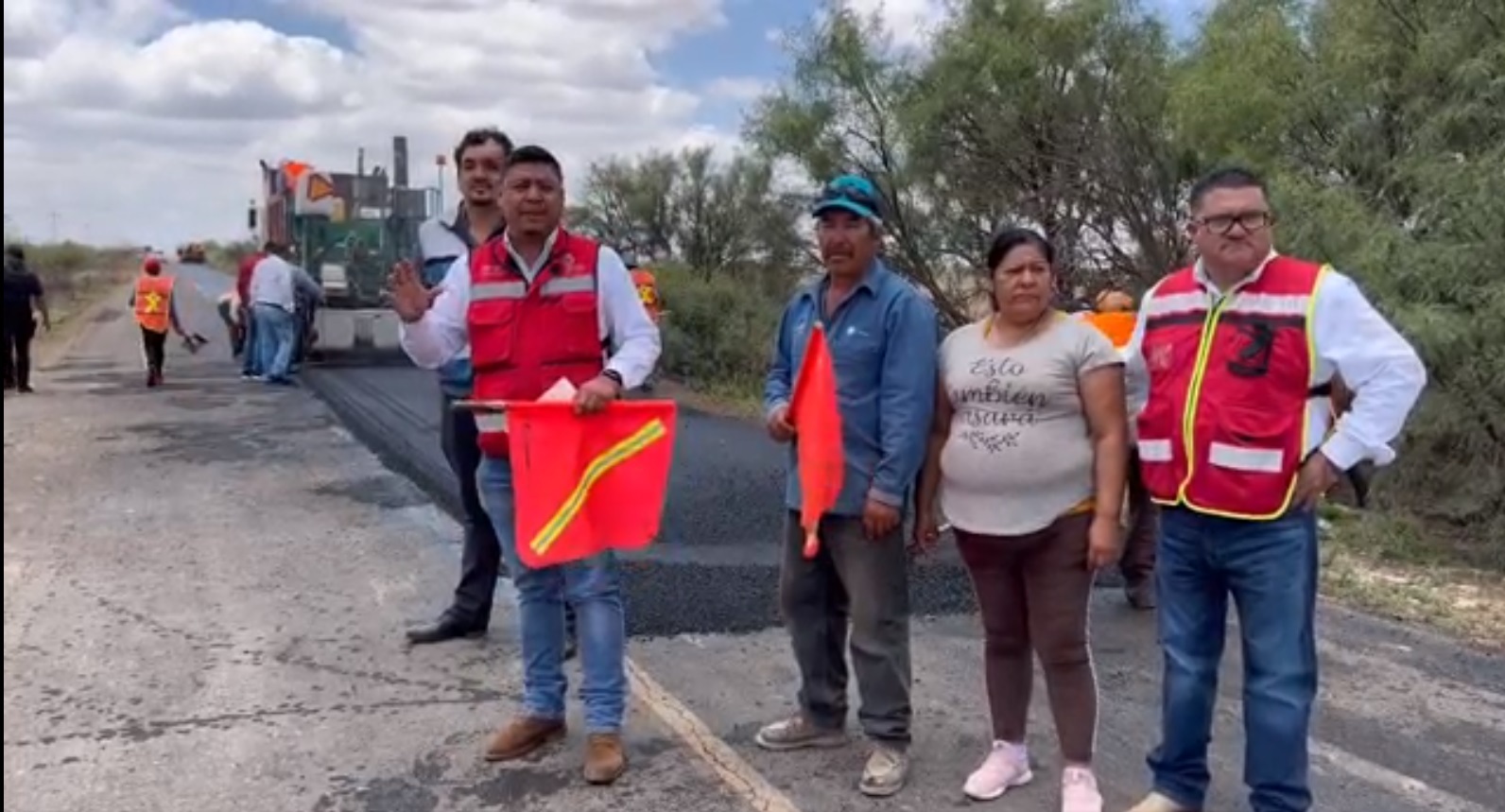 Rehabilitan carretera en Villa de Cos