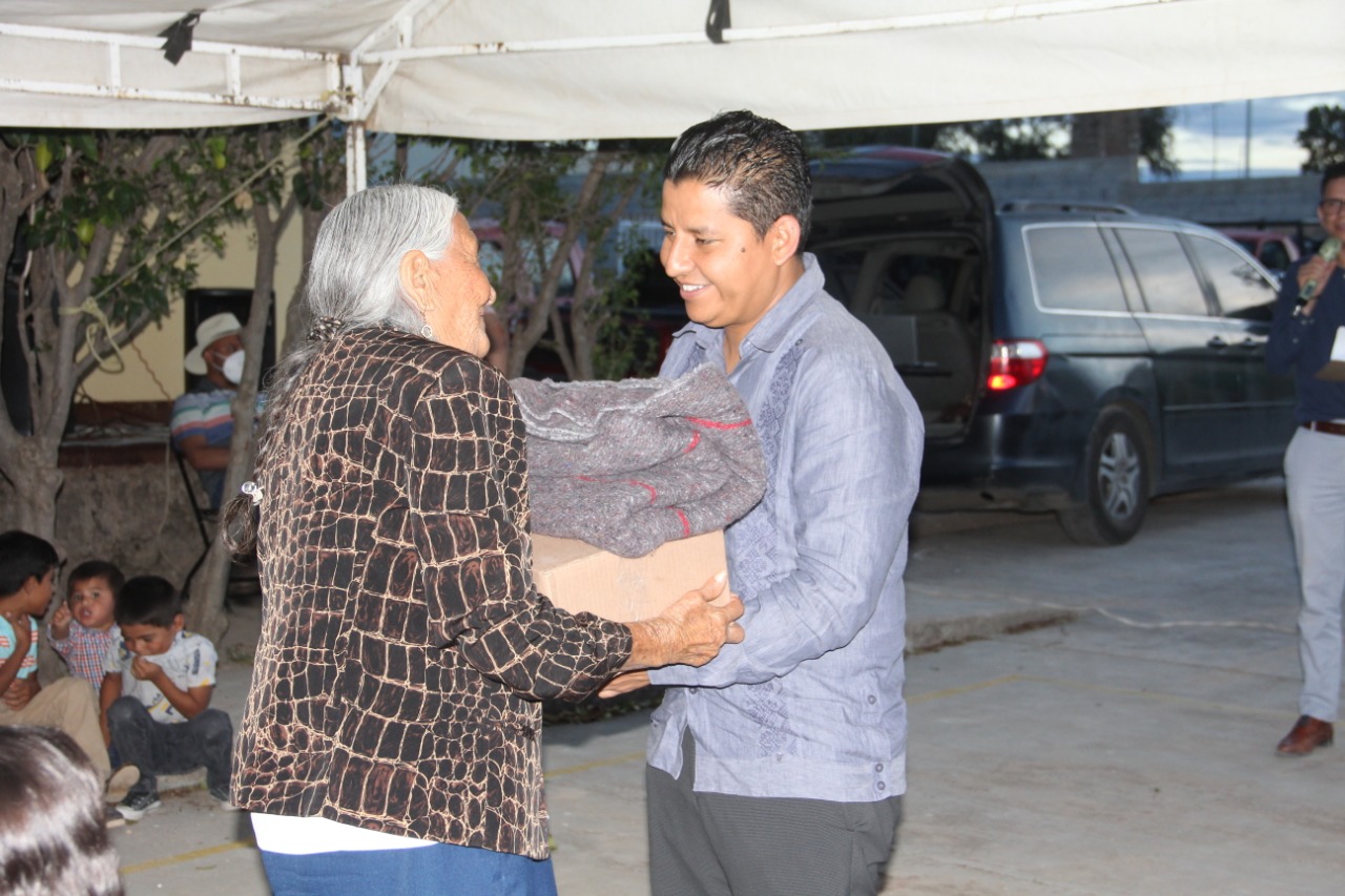 Atiende Mario Córdova temas de agua y educación en comunidad