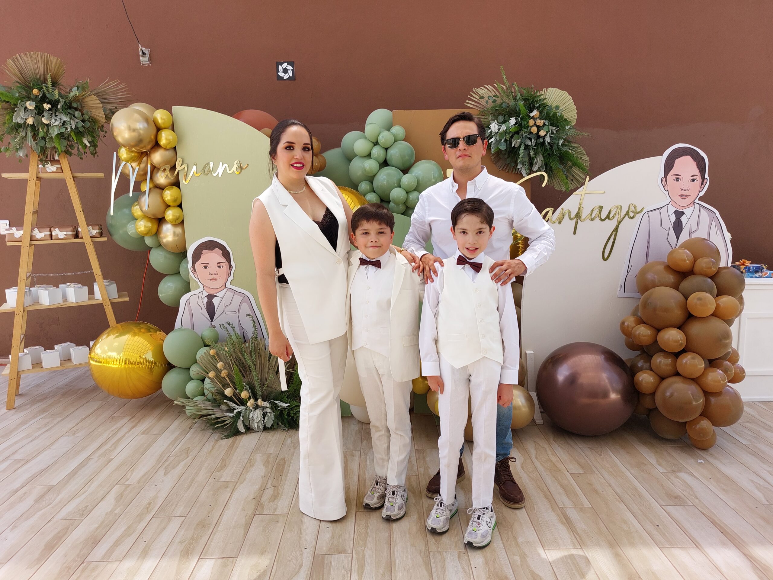 Santiago y Mariano reciben la sagrada eucaristía