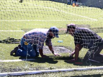Dan mantenimiento a cancha