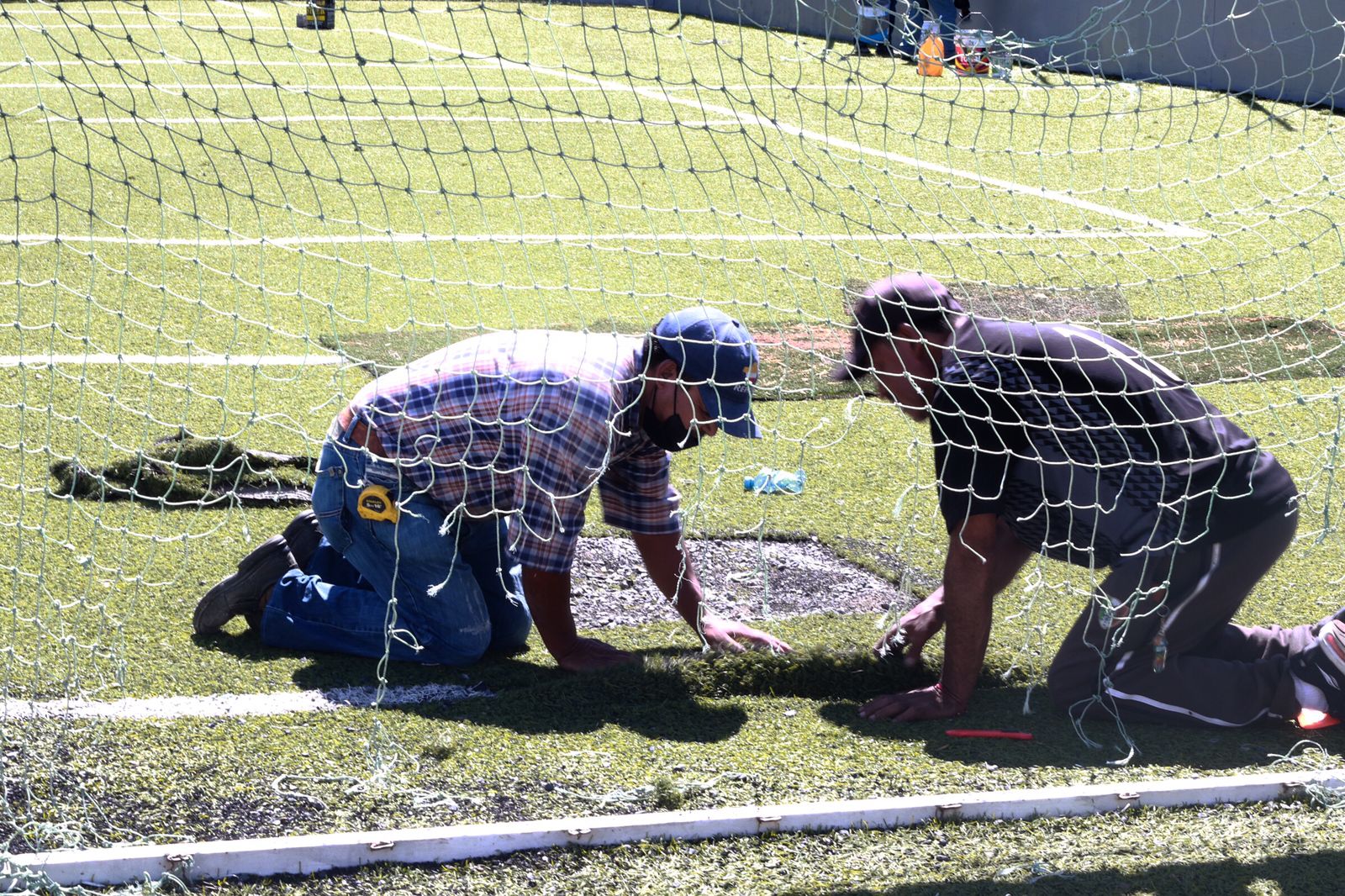 Dan mantenimiento a cancha