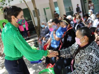 Otorgan paquetes alimentarios a grupos vulnerables de la capital