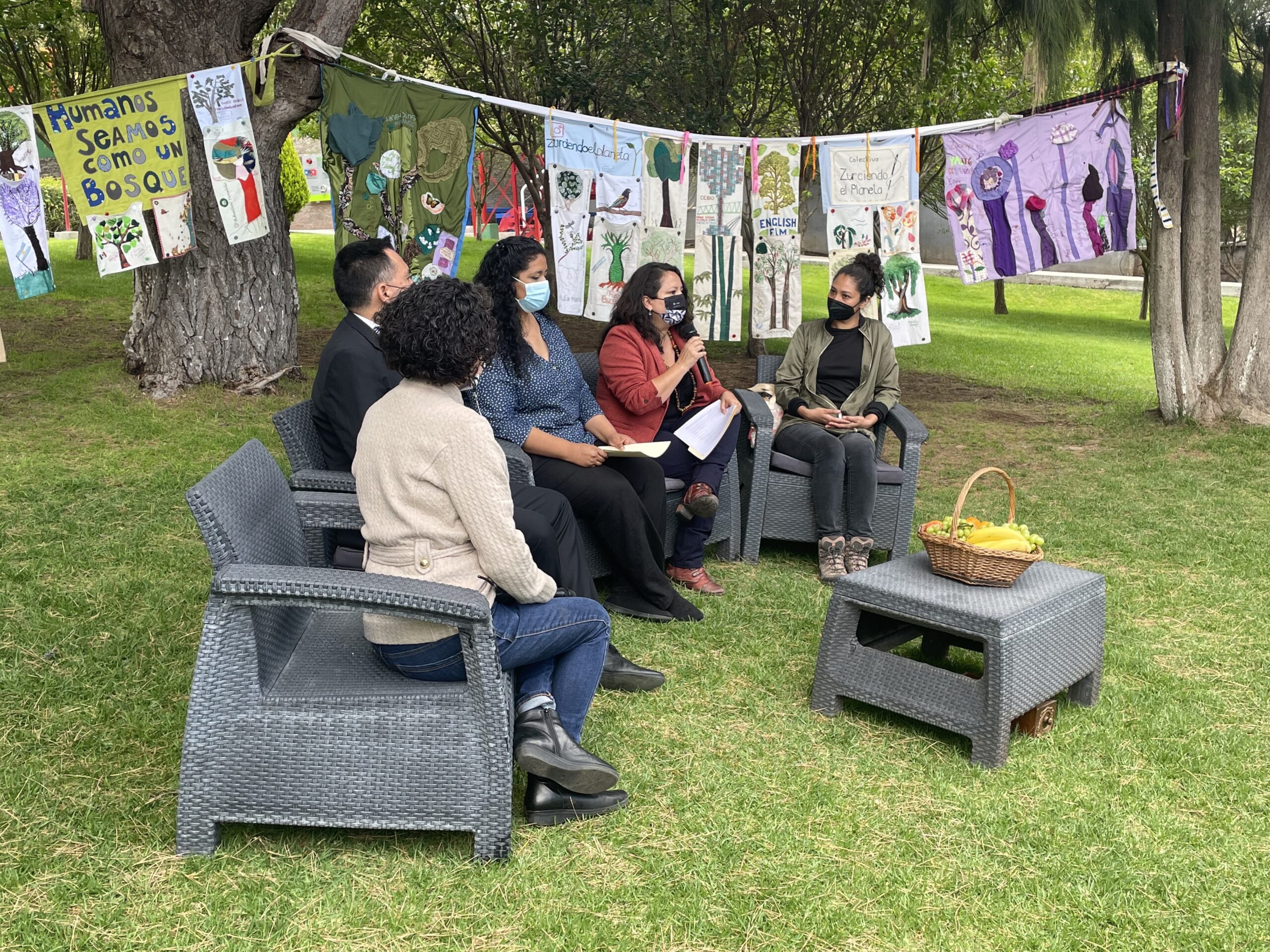 Tejen mujeres un Bosque de la esperanza