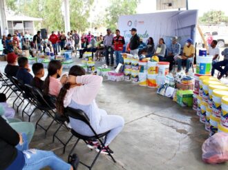 Entrega Omar Téllez apoyos a escuelas de comunidades de Pinos