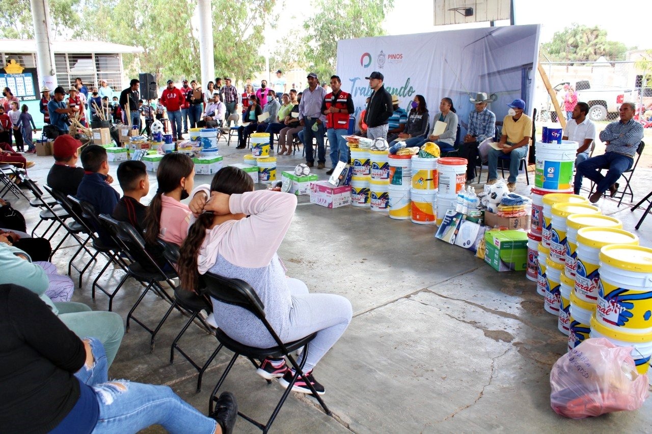 Entrega Omar Téllez apoyos a escuelas de comunidades de Pinos