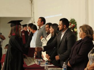 Apadrina Silvano Hassan a generación de estudiantes