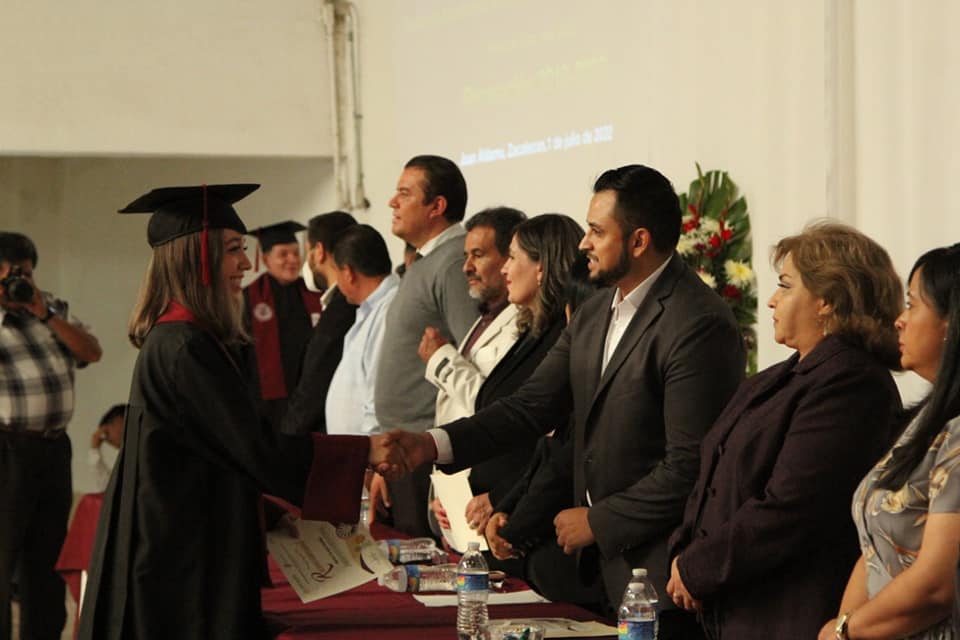 Apadrina Silvano Hassan a generación de estudiantes