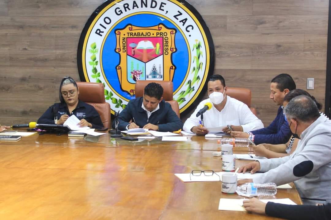 Firman acuerdo para otorgar créditos a pequeñas empresas