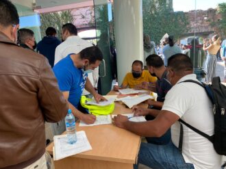 Protestan contra asignación de plazas en Salud