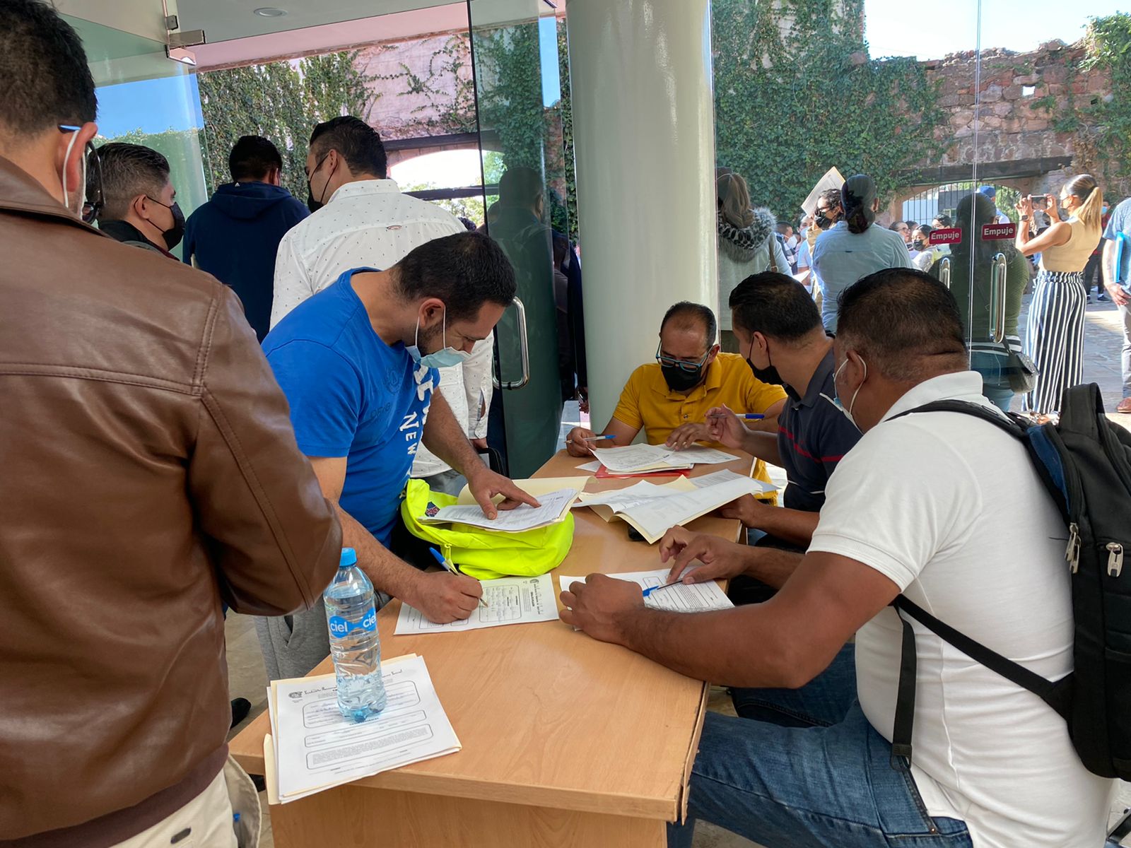 Protestan contra asignación de plazas en Salud