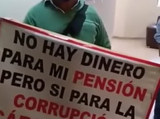 Encierran” a pensionados de Issstezac tras exigir su pago