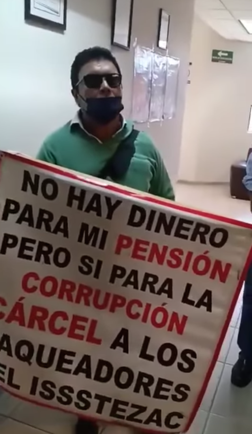 Encierran” a pensionados de Issstezac tras exigir su pago