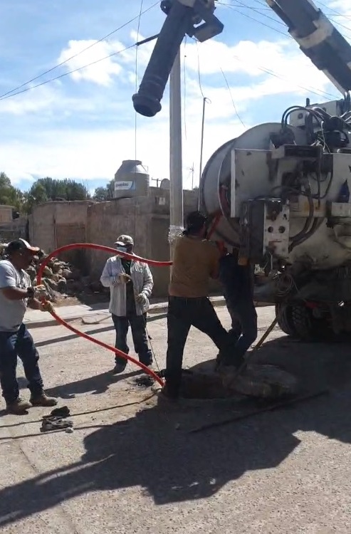 Desazolvan drenajes y alcantarillados en Villa González Ortega