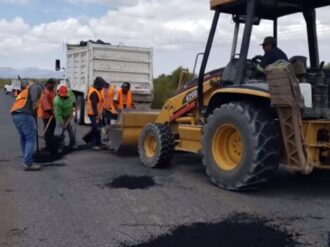 Rehabilitan tramo carretero en Pinos