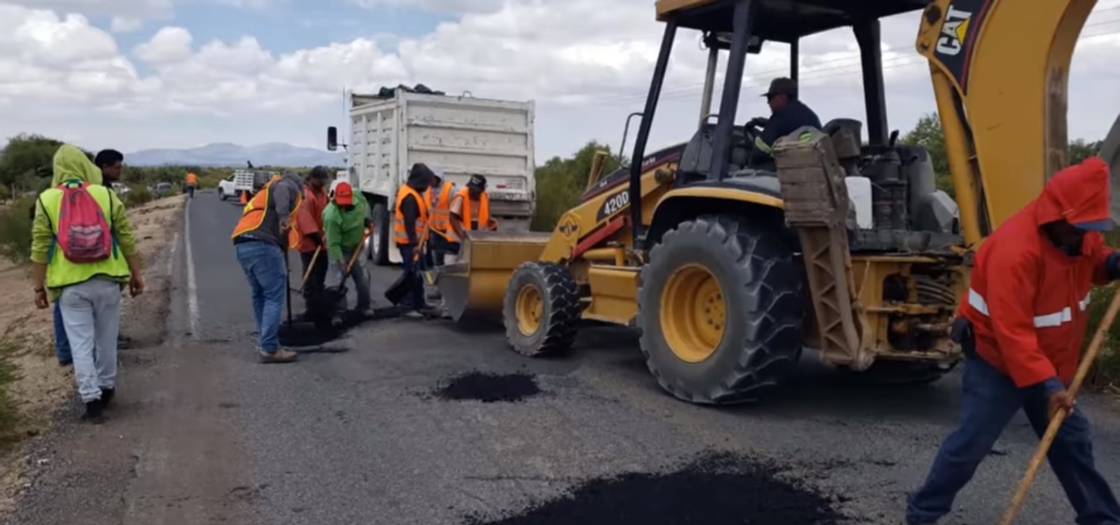 Rehabilitan tramo carretero en Pinos