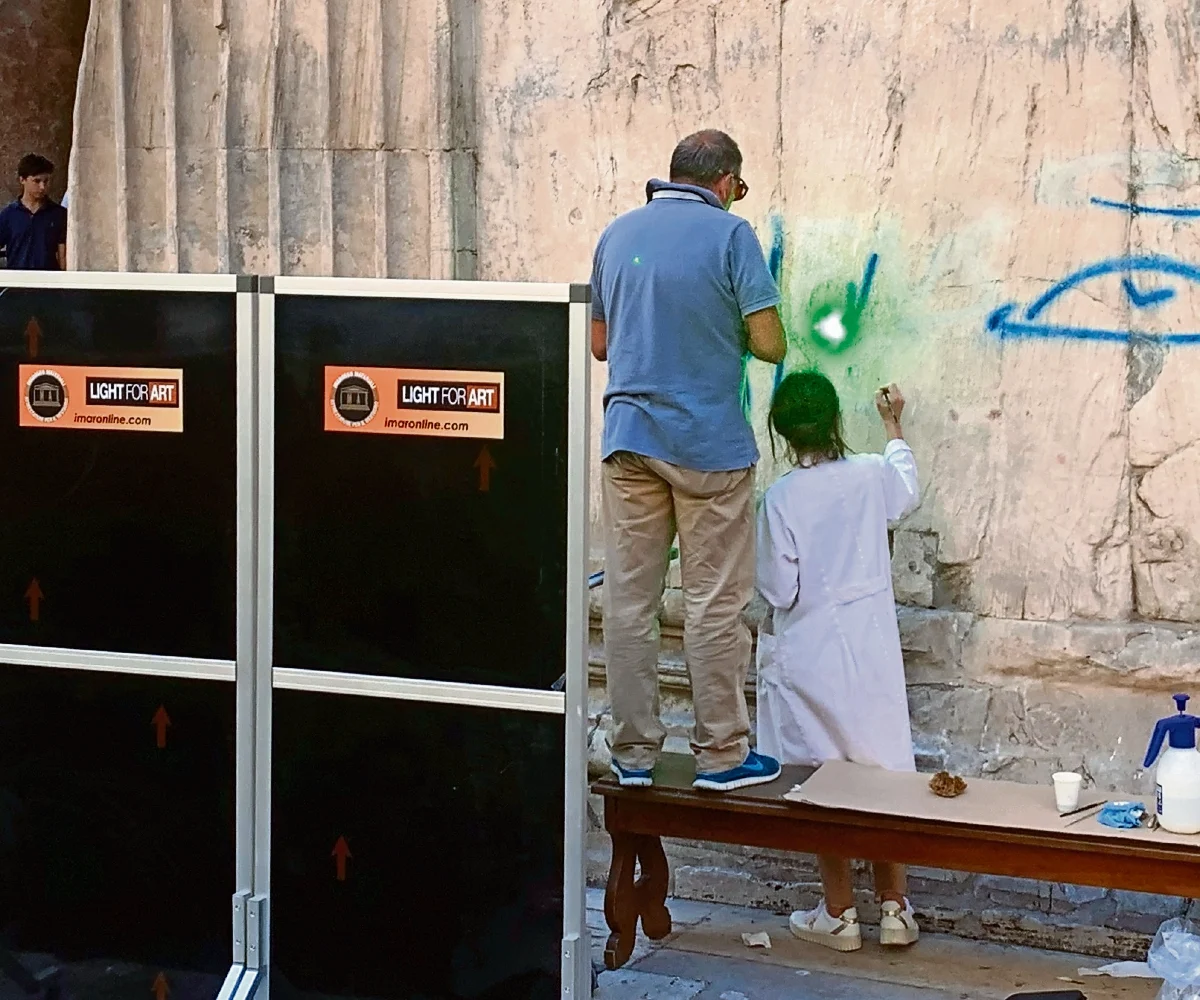 Con tecnología láser, Roma limpia grafiti de milenario panteón
