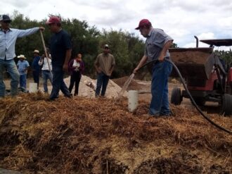 Productores reciben taller en la fabricación de lombricompostas