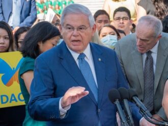 Senador Bob Menéndez pide a Joe Biden recalibrar la relación con México