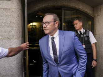 Por cargos de agresión sexual, Kevin Spacey pierde el protagónico de otra película