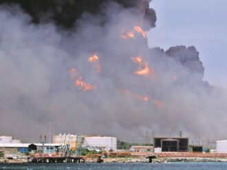Llamas alcanzan tercer tanque en Cuba