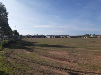 Dan mantenimiento al parque de béisbol
