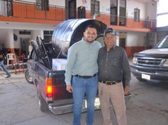 Entrega Hassan Garduño 106 tinacos