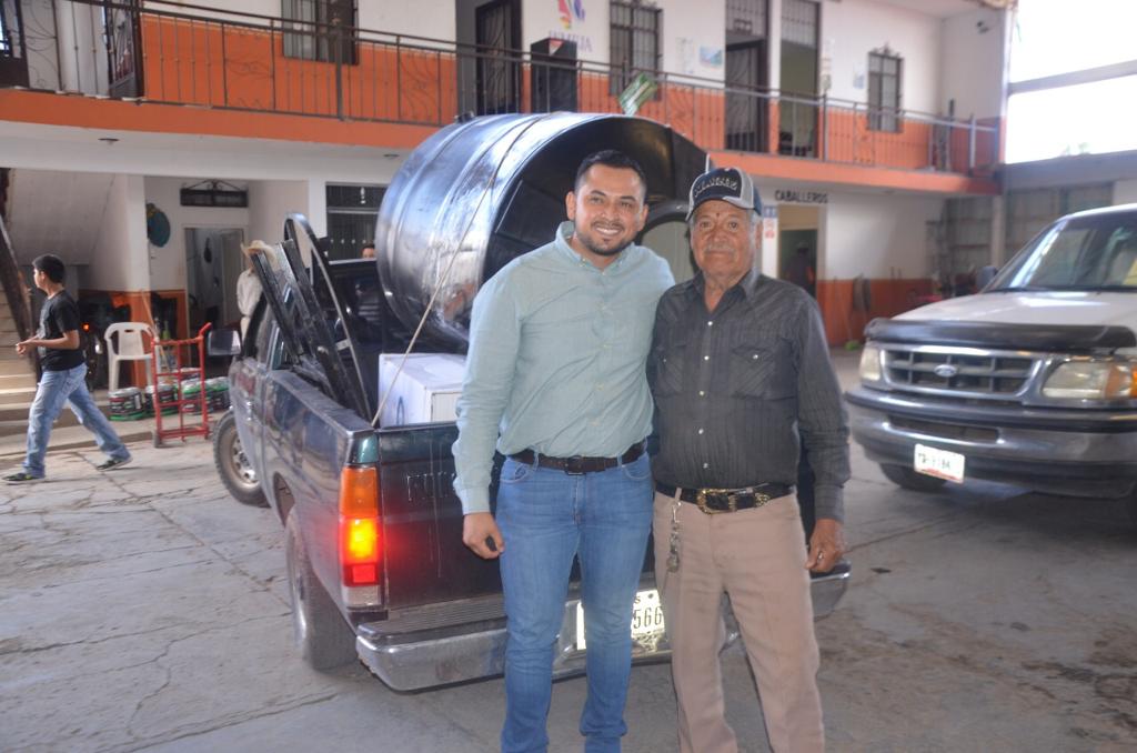 Entrega Hassan Garduño 106 tinacos