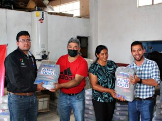 Entrega Omar Téllez 80 bultos de pegapiso