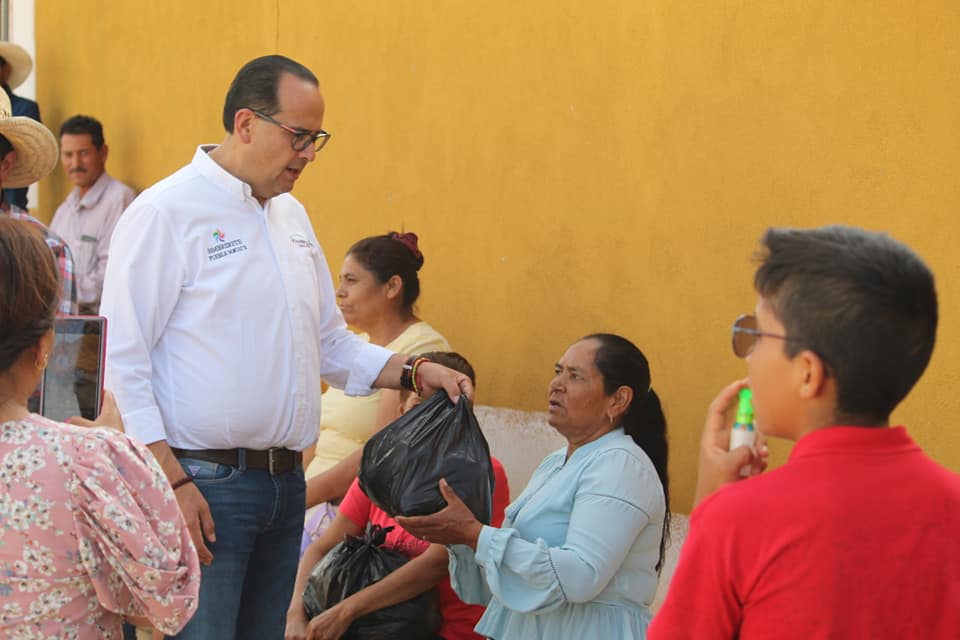 Entrega Alan Murillo apoyos alimentarios