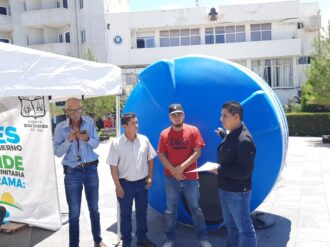 Entrega Mario Córdova tinacos y calentadores solares