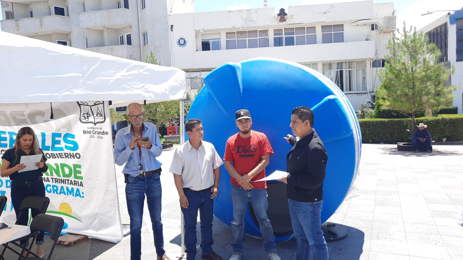 Entrega Mario Córdova tinacos y calentadores solares