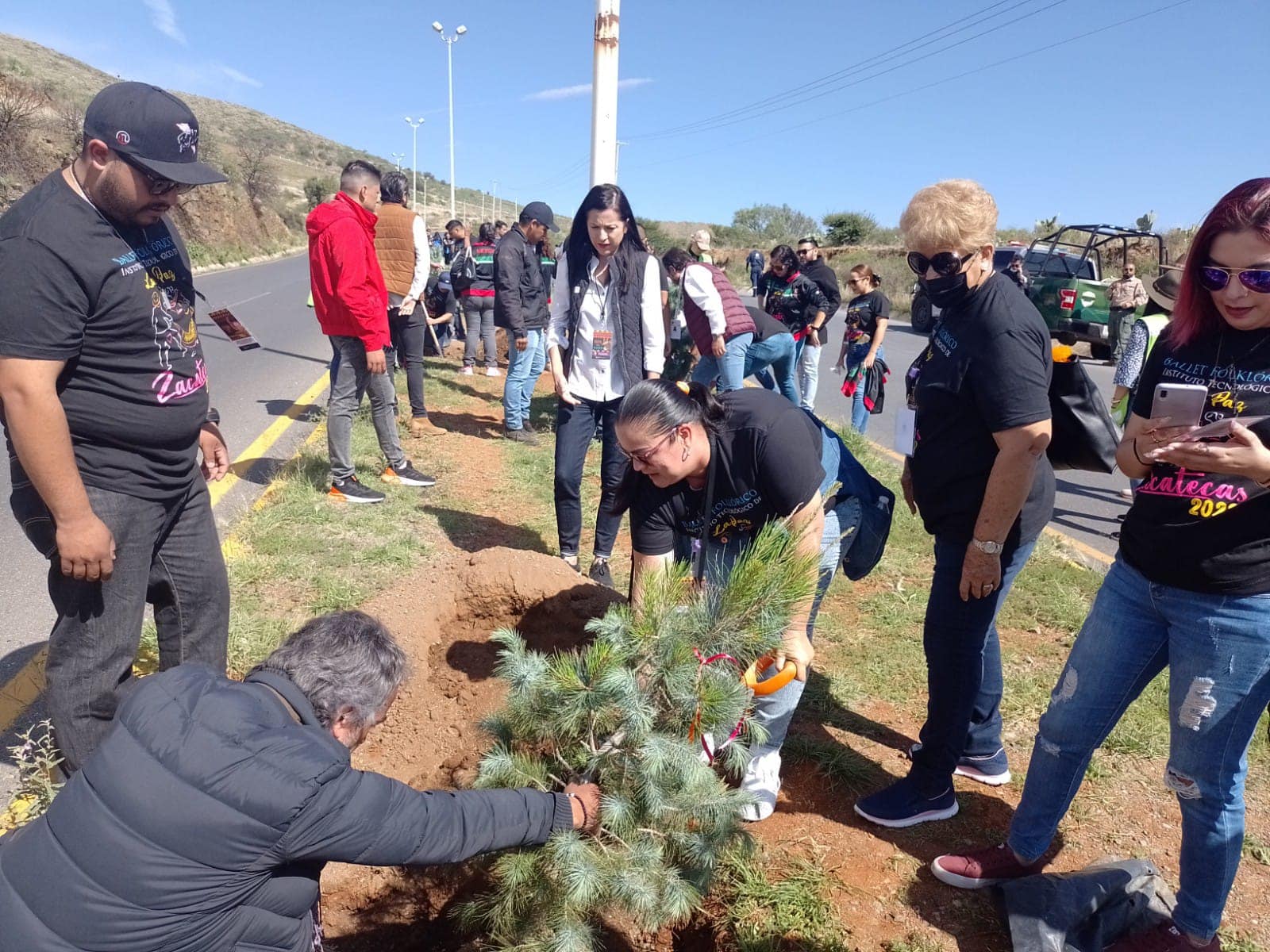 Plantan vida delegaciones del folclor
