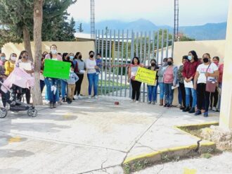 Toman escuela por falta de maestros