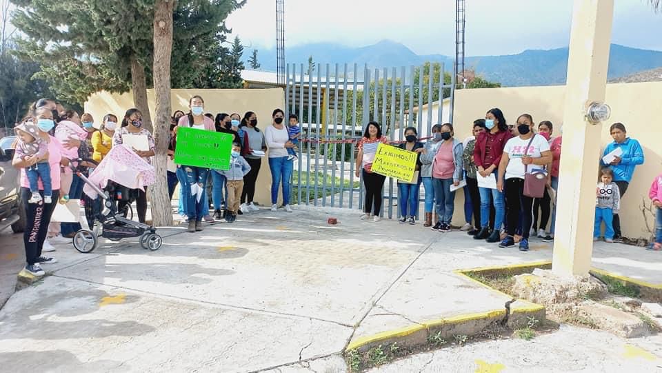 Toman escuela por falta de maestros