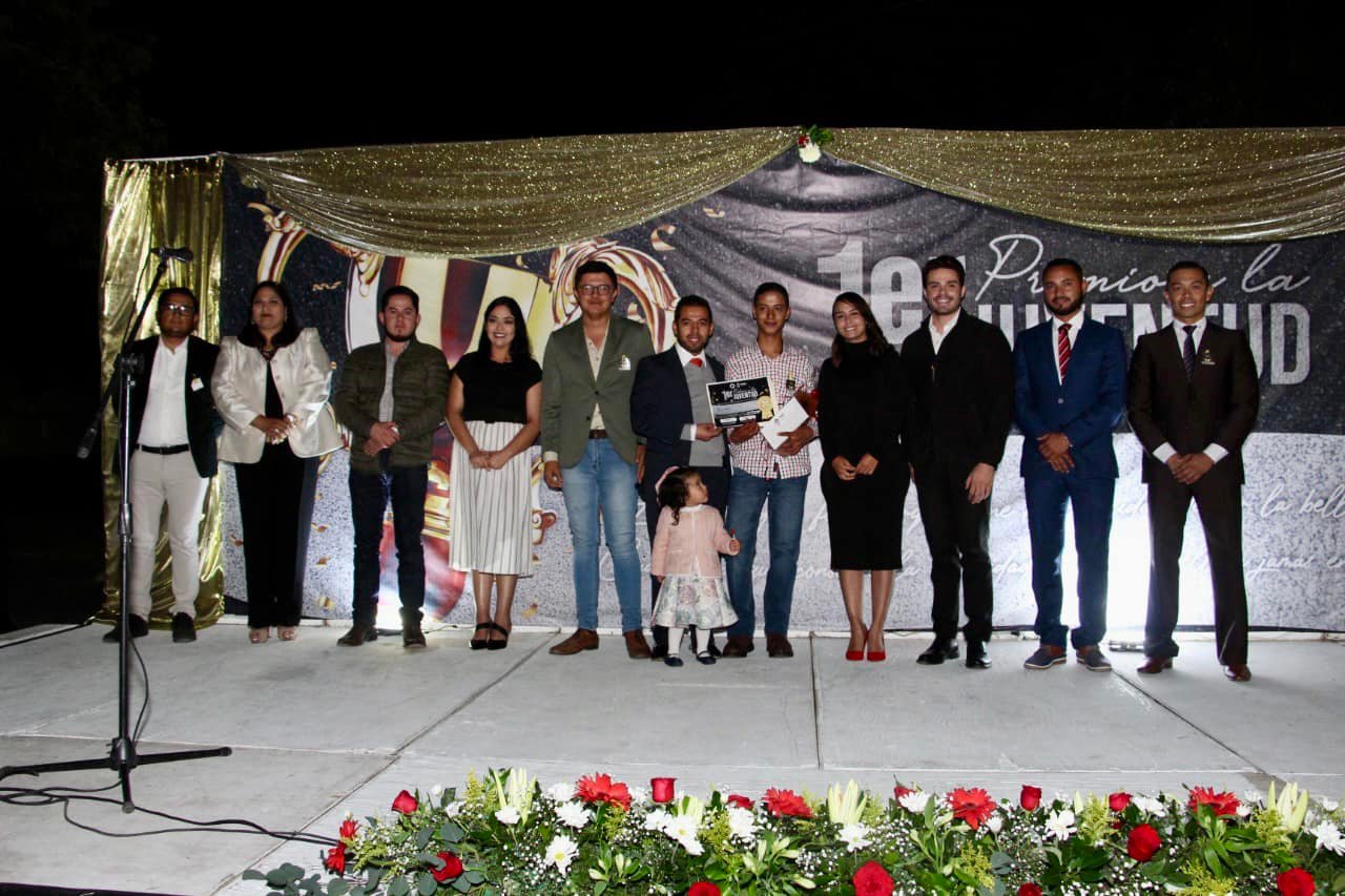 Premian a jóvenes destacados en Pinos