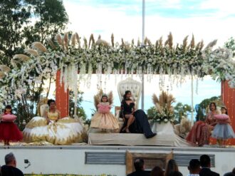 Coronan a la corte real de las fiestas de Santa Elena