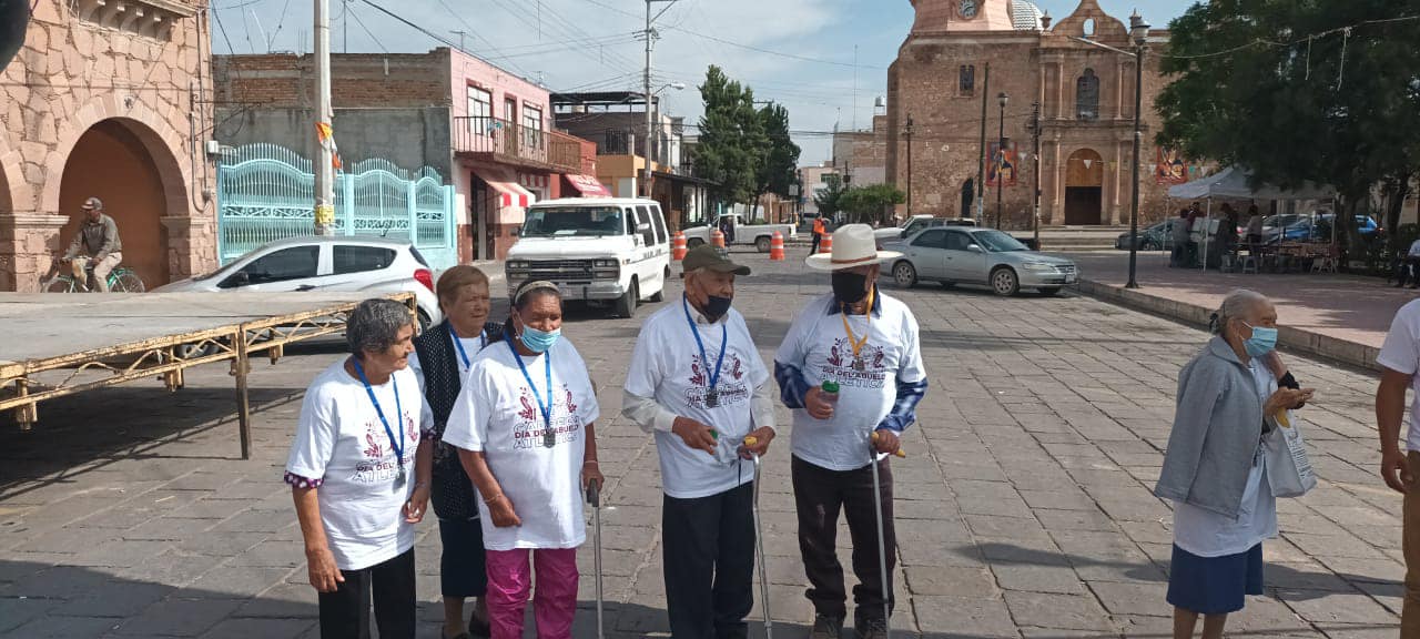 Corren por los abuelos en Luis Moya