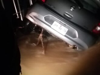 Se desborda arroyo en Atolinga