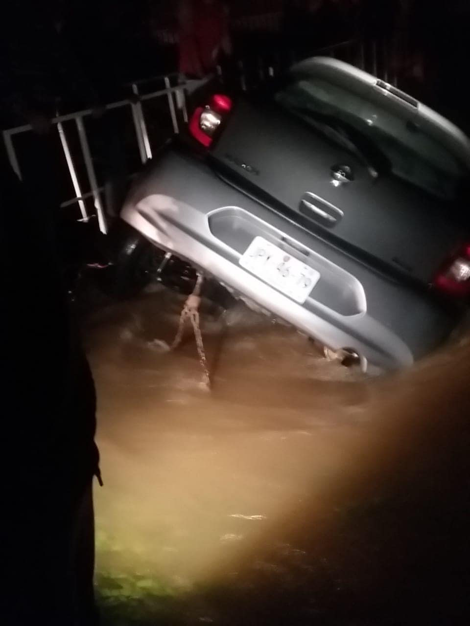 Se desborda arroyo en Atolinga