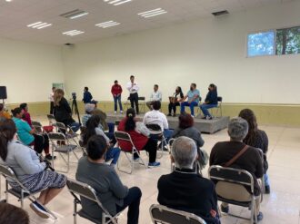 Entregan aparatos visuales y auditivos en Villa de Cos