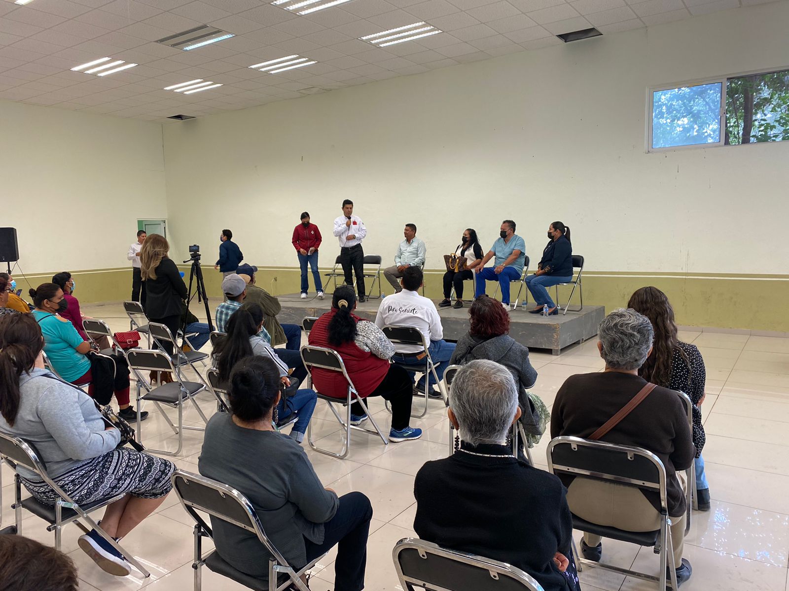 Entregan aparatos visuales y auditivos en Villa de Cos