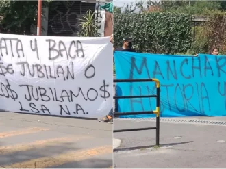 Aficionados de Cruz Azul se manifiestan y despliegan mantas en contra de jugadores