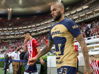 ¿Qué jugador de Chivas ‘arrebató’ la playera de Dani Alves?