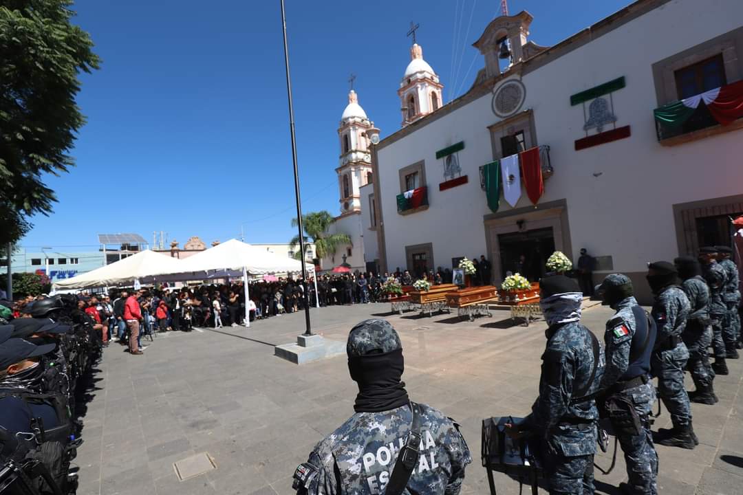 Entre llanto y dolor despiden a los policías de Calera