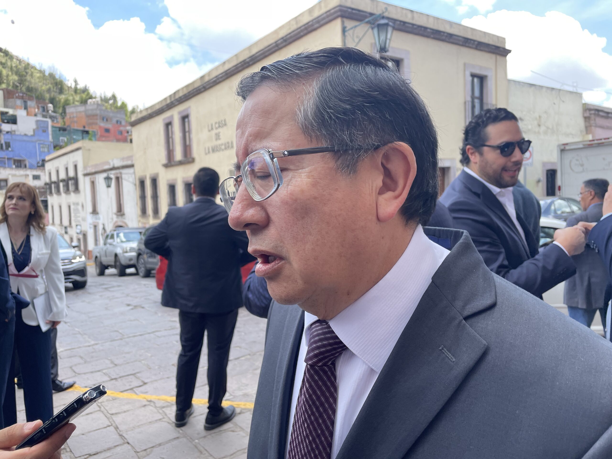Se queda a medias, regularización de autos chocolate