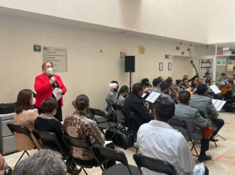 Deleitan a niños del Hospital General con concierto de la Orquesta Típica