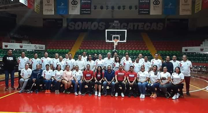 Participan 40 entrenadores en clínicas de basquetbol
